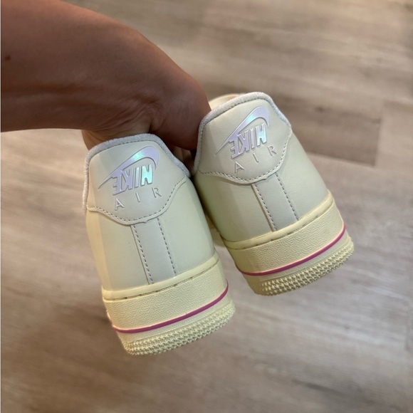 BRAND NEW Nike Air Force 1 '07 SE Sneaker - Coconut Milk, Playful Pink - Picture 4 of 5